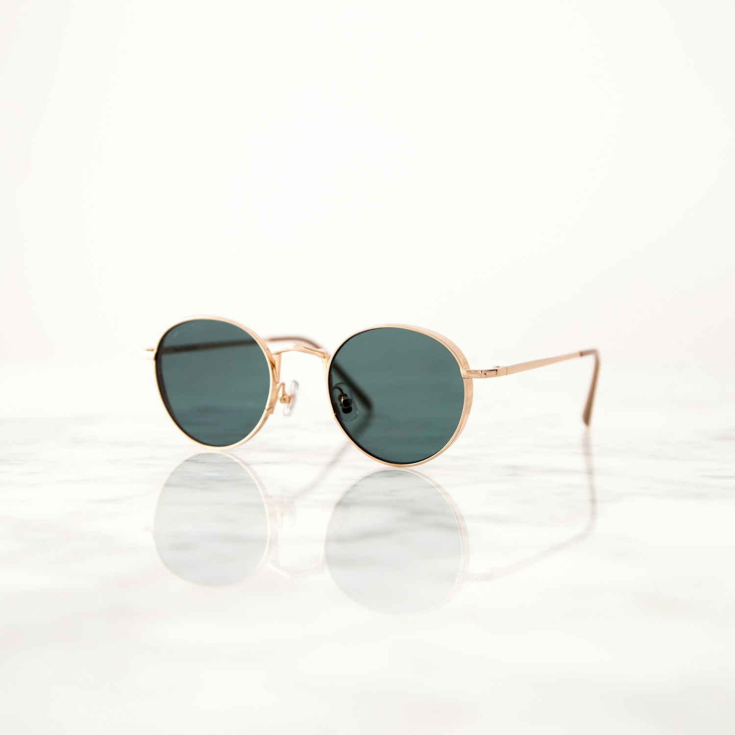 Minimal eyewear composition